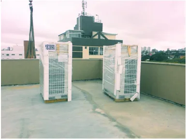 Duas condensadoras do VRF, ainda embaladas, na área técnica da cobertura do edifício