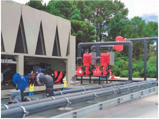 Chiller com bombas e tubulação na área técnica da Schattdecor